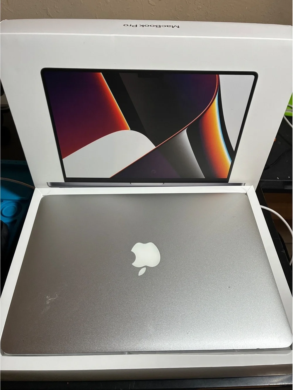 99% Macbook pro 14”MacOS 2020, 8gb ram, 256gb ssd, Apple I5-Core, 2.4 GHZ